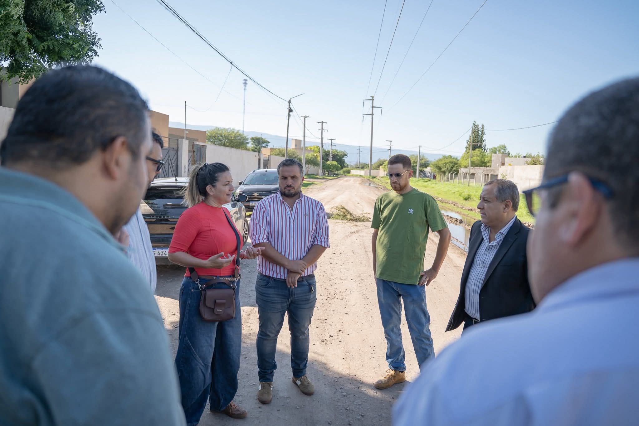 Zenteno recorrió calles de Valle Viejo, mientras crece el pedido de emergencia vial.