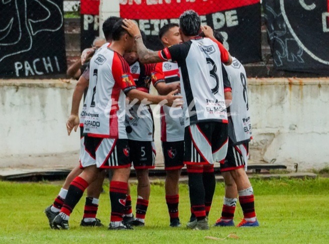 Defensores ganó y es líder de la zona 4.
