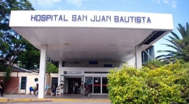 Dos jóvenes hospitalizados tras chocar en moto contra un árbol.