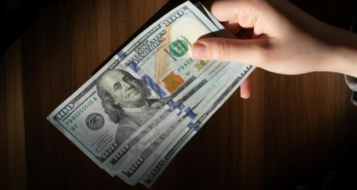 El dólar oficial cayó por segunda rueda consecutiva y se aleja del techo de la banda.