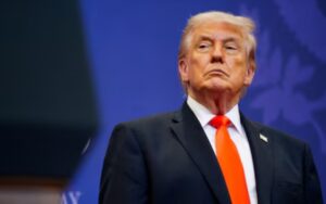 Trump ordena escoltar barcos en Ormuz y eleva el riesgo de choque con Irán.