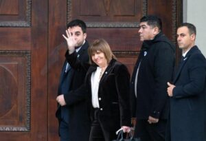 Patricia Bullrich ofreció su renuncia, pero Milei la rechazó.