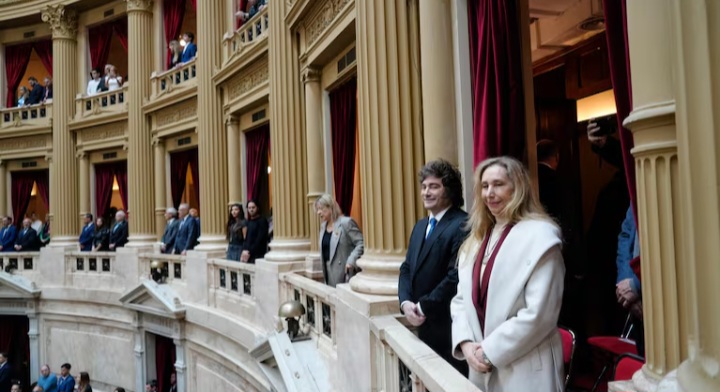 Milei debate su estrategia para negociar la reforma electoral con los gobernadores.