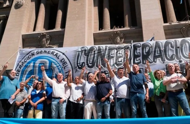 CGT, las CTA y movimientos sociales marchan al Congreso junto a los jubilados.