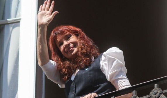Cristina Kirchner busca reabrir su escenario judicial para volver a competir en 2027.