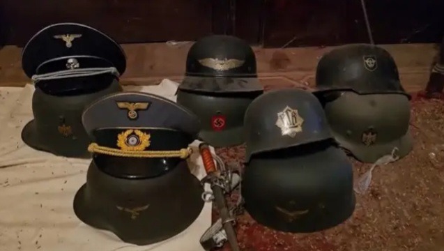 Hallan un arsenal militar y objetos nazis en una casa de Flores.