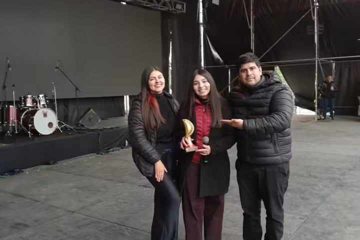 Aldana Benavidez fue reconocida como Artista Revelación en Famaillá.