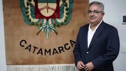 Raúl Jalil no buscará un tercer mandato y prepara el camino para Gustavo Saadi.