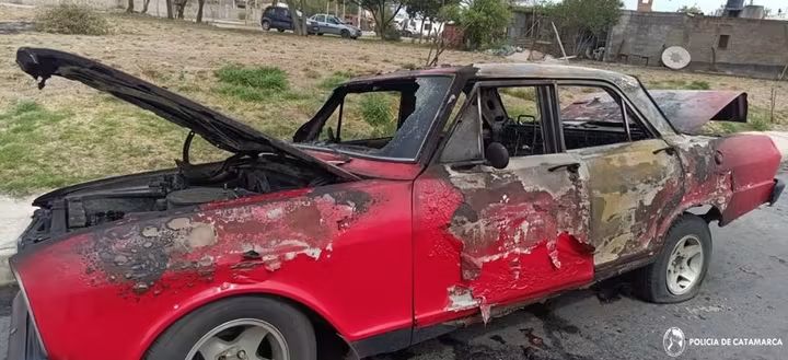 Bomberos sofocaron el incendio de un automóvil en Villa Dolores.