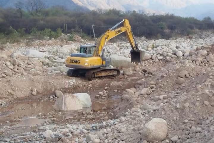 Realizan trabajos de encauzamiento y dragado en el río Quimivil.