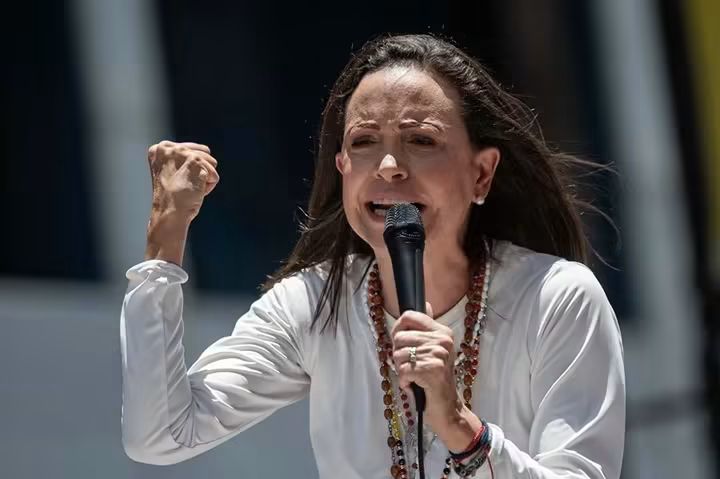 María Corina Machado denunció que le impidieron volver a Venezuela tres veces.<br>