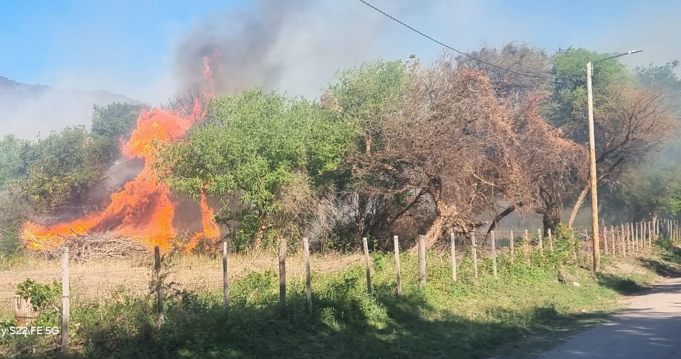 Incendio en la Falde de Los Maza: trabajan equipos de emergencia. 1 IMG 20260923 WA0108