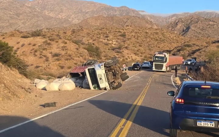 Un camión volcó en la Ruta Nacional 60, a la altura de La Cébila.