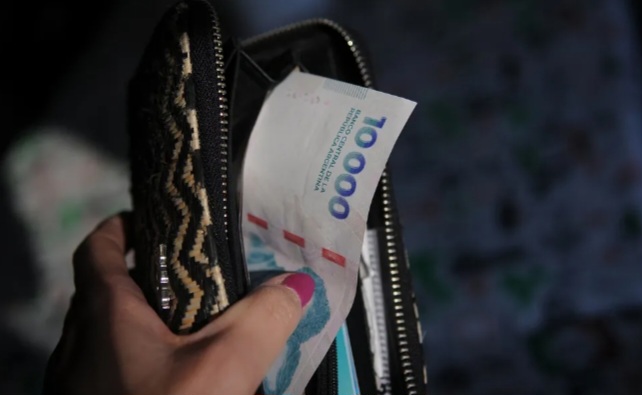 Casi seis de cada diez argentinos sienten que su economía está empeorando.