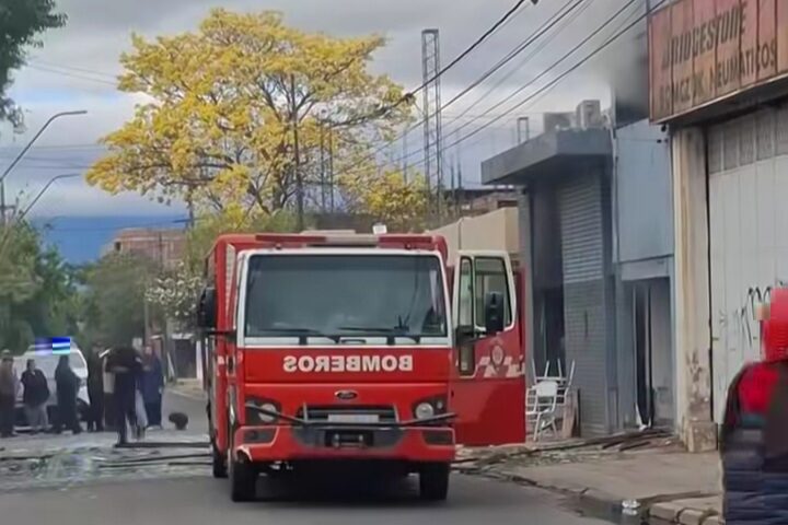Incendio en pleno centro de Catamarca generó preocupación.