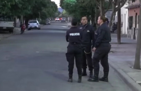 Un joven apuñaló a su tío y escapó en una moto.