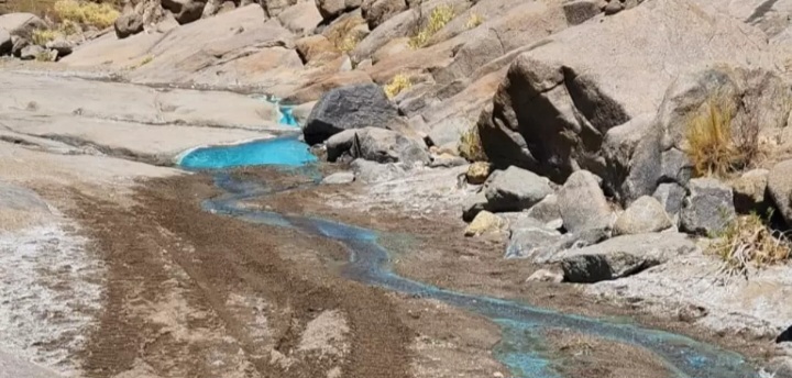 Denuncian daños al patrimonio turístico y ambiental en el Arroyo Turquesa de Andalgalá.