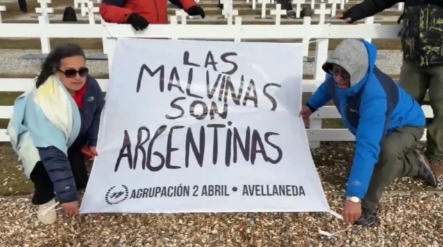 Una bandera argentina llegó a Malvinas.