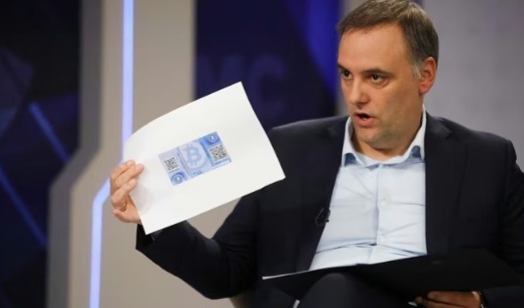 Analizan ocho billeteras para determinar el origen del dinero de Adorni.