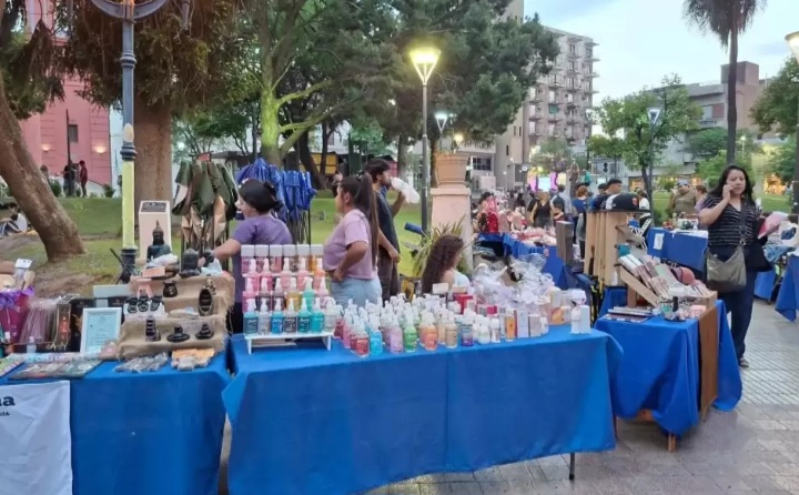 Artesanos podrán seguir en la Plaza 25 de Mayo y habrá reubicaciones.<br>