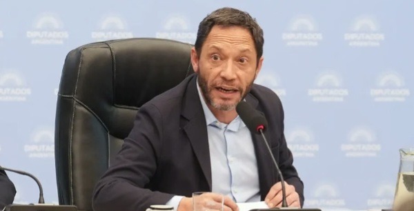 Ferraro reclamó datos sobre los 30 mil “terroristas” deportados por Milei.