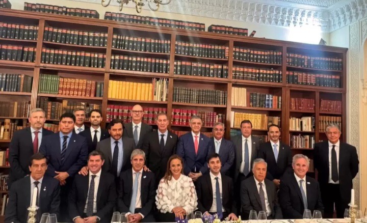 Santilli negoció las PASO con gobernadores en París.