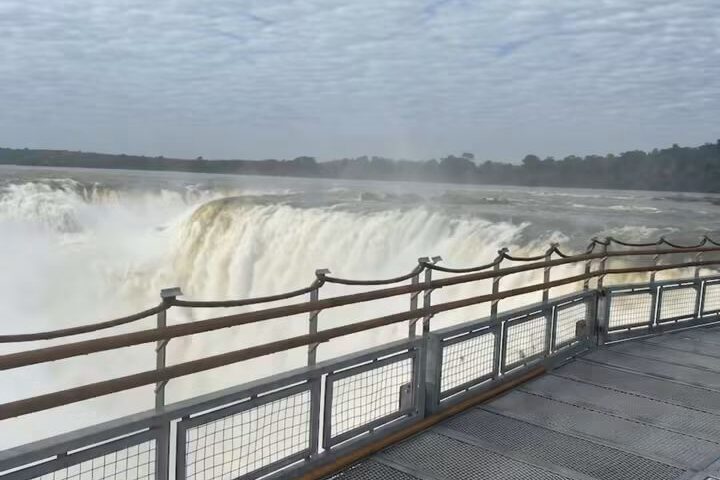 Impresionante crecida: cerraron las Cataratas del Iguazú.