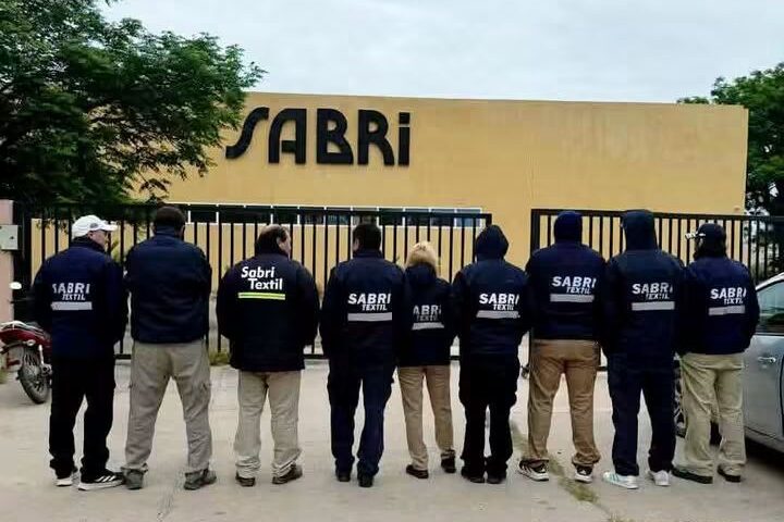 Trabajadores de la textil SABRI reclaman el pago de salarios adeudados.