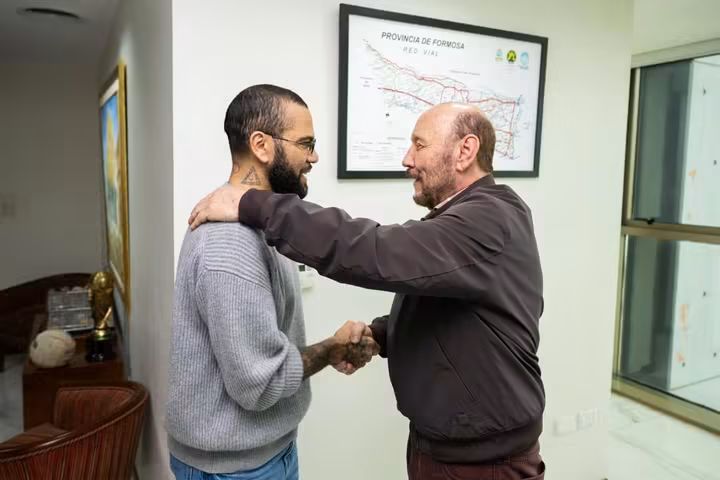 Insfrán recibió a Dani Alves y a pastores evangélicos.
