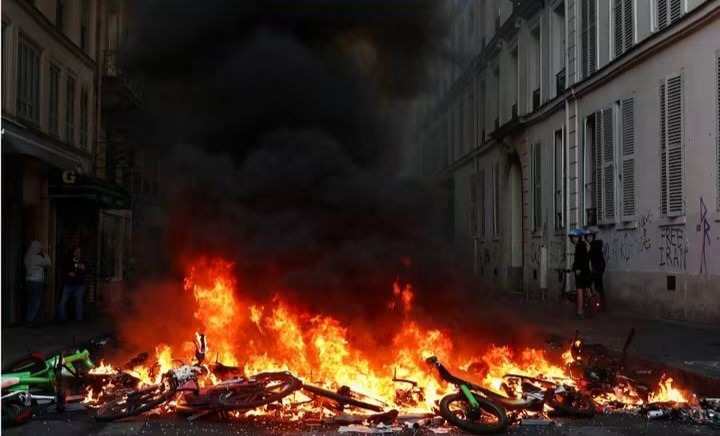 Francia amaneció con comercios destrozados y calles arrasadas tras una jornada de violencia y saqueos.