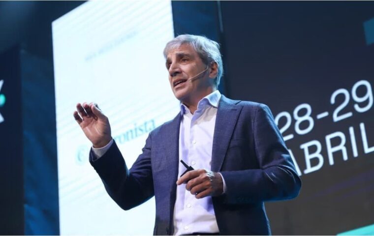 Caputo descartó su renuncia y Milei salió a respaldarlo.