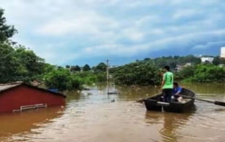 La crecida de los ríos en el Litoral agrava la emergencia.