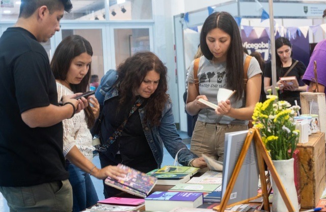 Autores de Chile y República Dominicana llegan a la Feria del Libro.