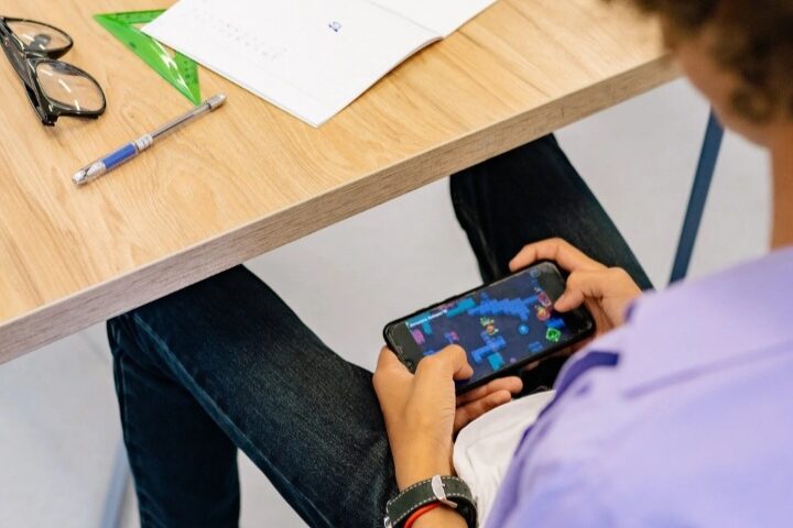 México prohíbe el uso de celulares en las escuelas.