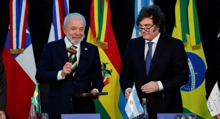 Milei volvió a llamar “ladrón” a Lula y respaldó a Flávio Bolsonaro.