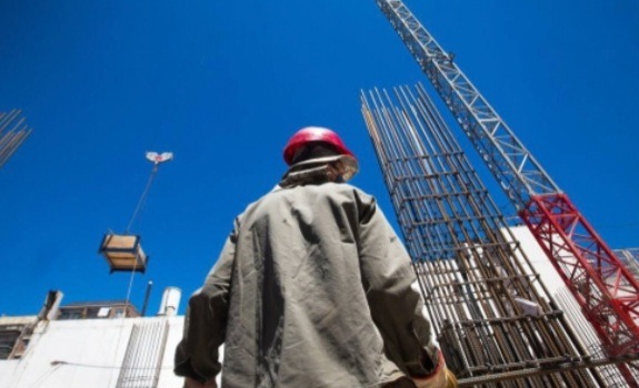 Agosto dejó una mejora mensual para la industria y la construcción.