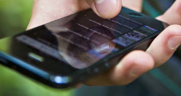 Buenos Aires aprobó restricciones al uso de celulares en las secundarias.