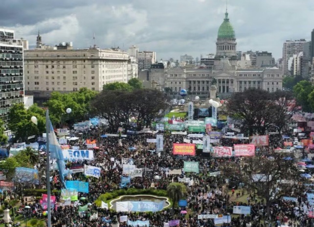 Las universidades se hicieron sentir con una multitudinaria marcha frente al Congreso.